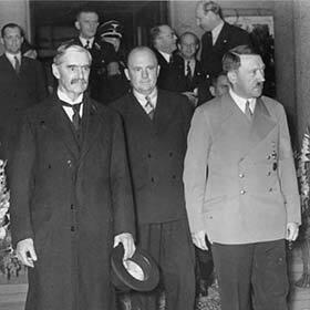 Neville Chamberlain, le Premier ministre du Royaume-Uni de 1937 à 1940, a dit de Hitler qu’il était un gentleman.