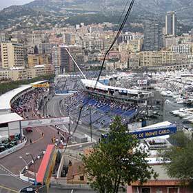 Dans les circuits urbains comme celui de Monaco, les bouches d’égout sont soudées pour les empêcher de s’envoler.