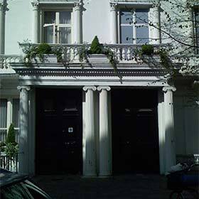 La façade des numéros 23 et 24 de la rue Leinster Gardens dissimule un des puits d’aération du métro de Londres. 