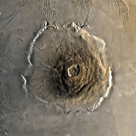 La plus haute montagne sur une planète du système solaire se trouve sur Mars.
