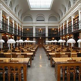 L’emploi de la minuscule est approprié dans : « Il travaille à la Bibliothèque nationale même s’il est analphabète. »