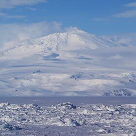 L’Antarctique possède de nombreux volcans.