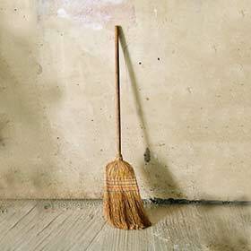 Être fou comme un balai est une expression ironique pour décrire une personne réservée, timide.