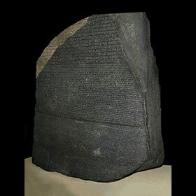 La pierre de Rosette, qui a permis de déchiffrer les hiéroglyphes égyptiens, a servi de matériau de construction au Moyen Âge.
