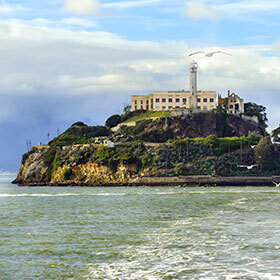La prison d’Alcatraz se trouve dans la baie du Massachusetts, au large de Boston.