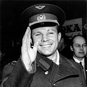 Le 12 avril 1961, le Soviétique Youri Gagarine devient le premier homme à orbiter autour de la  Terre.
