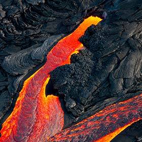 La température de la lave varie entre 700 et 1200 °C (1292 et 2192 °F).
