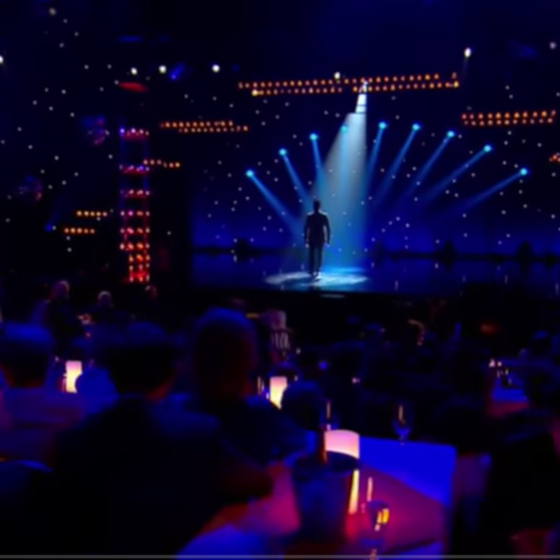 Carlito a commencé sa carrière d’humoriste à la télévision en jouant le capitaine Haddock dans un sketch de l’émission Le plus grand cabaret du monde.