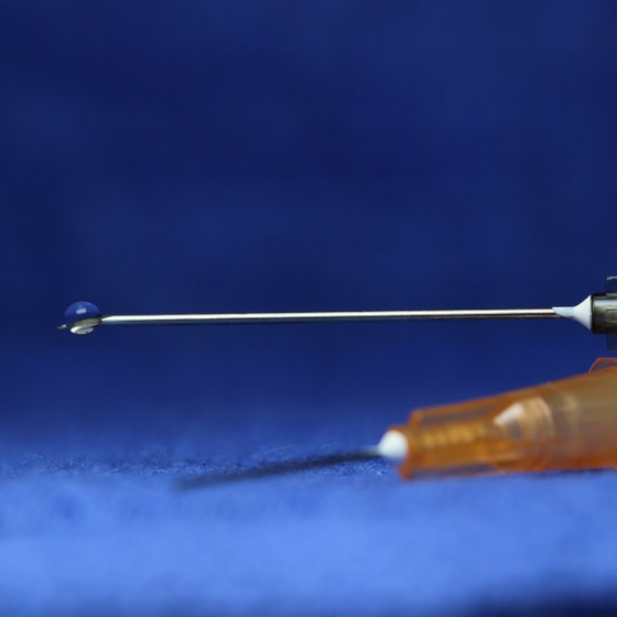 Certains vaccins contiennent de l’aluminium.