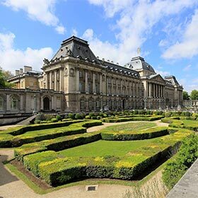 La façade du palais royal de Bruxelles est 50 % plus longue que celle du palais de Buckingham.