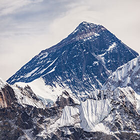 En juillet, mois le plus chaud dans cette région, la température moyenne est de -19 °C (-2,2 °F) au sommet de l’Everest.