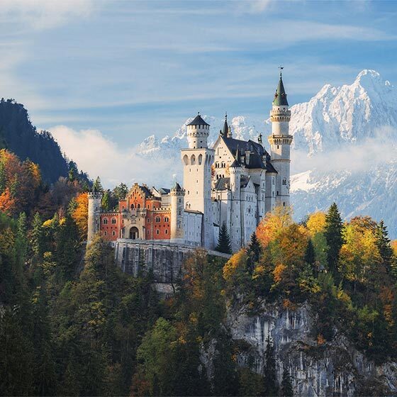 Louis II de Bavière a fait dynamiter un pan de montagne pour construire son château sur un éperon rocheux de 200 mètres.