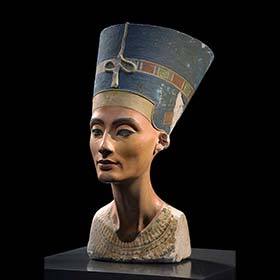 Néfertiti est la mère de Cléopâtre.