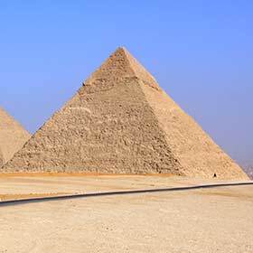 Des Sept Merveilles du monde antique, la pyramide de Khéops à Gizeh est la seule qui existe encore.