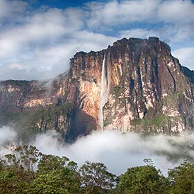 La chute Saut de l’ange est si haute que durant les journées chaudes, l’eau s’évapore avant de toucher la rivière.