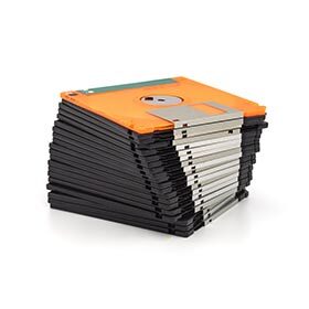 En 1984, les logiciels des ordinateurs Macintosh étaient fournis sur une série de disquettes 3,5 pouces.