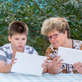 Cette phrase est bien écrite : « Ma grand-mère adore répondre à des jeu-questionnaires. »