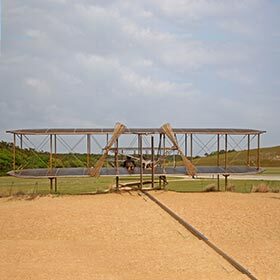 En 1909, les frères Wright sont les premiers à traverser la Manche à bord d’un avion.