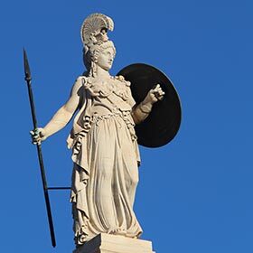 Athènes tire son nom de la déesse Athéna, victorieuse de Poséidon, dieu des mers et des océans.