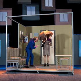 Le mot tarabiscoté est bien utilisé dans : « L’intrique de la pièce de théâtre était tarabiscotée. Je n’ai rien compris. »