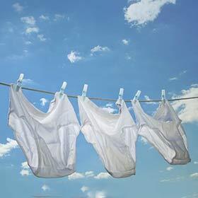 Avoir passé la nuit sur la corde à linge signifie « avoir dormi en sous-vêtements ».
