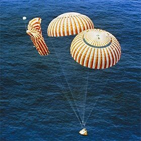 L’astronaute Charles M. Duke, d’Apollo 16, est mort quand un parachute de la capsule de retour s’est mal déployé à l’amerrissage.