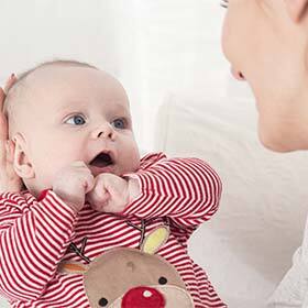 Dès les premiers jours, le bébé reconnaît le visage de sa mère à plus de 2 m (6,5 pi) de distance.