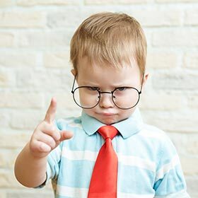 Un petit boss des bécosses est un petit chef autoritaire et sans envergure.