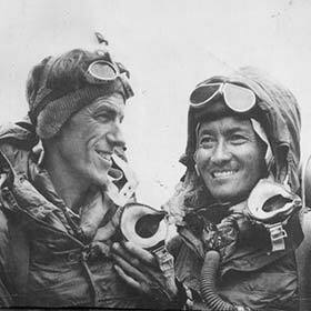 Le 29 mai 1953, Edmund Hillary et Tenzing Norgay parviennent à atteindre le sommet de l’Everest.