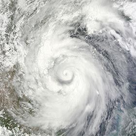 L’emploi de l’italique est juste dans : « Alerte maximale : l’ouragan Alex arrive. »