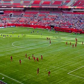 En 2015, le Canada surprend les États-Unis et remporte la Coupe du monde féminine de football.