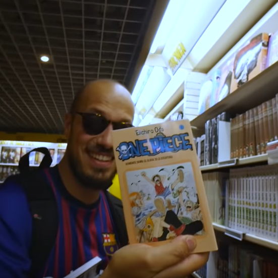 Carlito collectionne le premier tome du manga One Piece dans toutes les langues.
