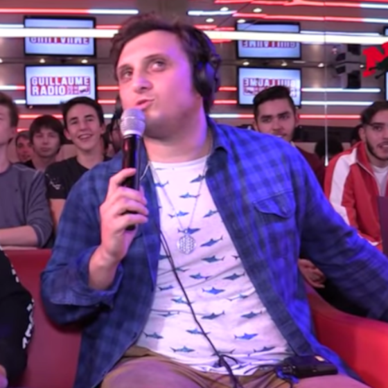 L’objet le plus embarrassant que McFly possède est une paire de Crocs.