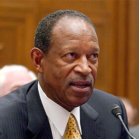 Gene Upshaw a participé à trois matches du Super Bowl dans trois décennies différentes.