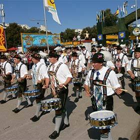L’Oktoberfest (« fête d’octobre » en allemand) est une fête de la bière qui se déroule à Berlin.
