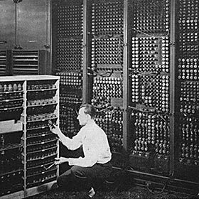 En 1946, l’ENIAC, le premier ordinateur entièrement électronique, pesait plus de 30 tonnes.