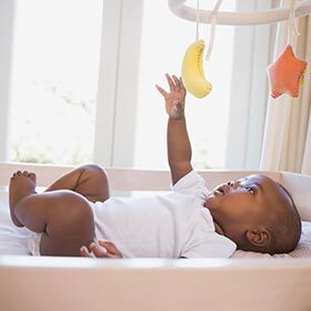 Les bébés naissent sans rotules.