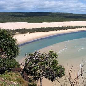 L’île Fraser est la plus grande île de sable du monde.