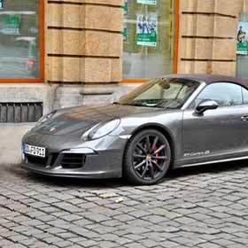 L’emploi de la majuscule est juste dans : « Il a garé sa Porsche neuve devant le bureau de son ex-femme. »