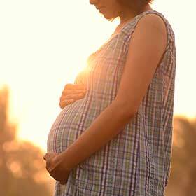 Dans l’utérus, le bébé perçoit faiblement les battements de cœur de sa mère.
