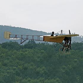 La première traversée de la Manche en avion a duré 2 heures 37 minutes.