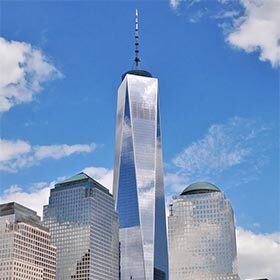 L’antenne du One World Trade Center atteint la hauteur de 1776 pi, en référence à l’année de la Déclaration d’indépendance des États-Unis.