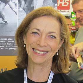 En 1967, le Marathon de Boston célébra Kathrine Switzer, la première coureuse dûment inscrite.