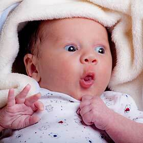 À sa naissance, le bébé reconnaît la voix de sa mère.