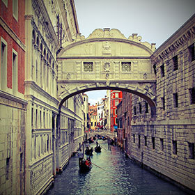 Ce célèbre pont de Venise est surnommé le Pont des Amoureux.