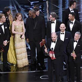 La soirée des Oscar s’est terminée dans la confusion après que le prix du meilleur film a été attribué au mauvais film.