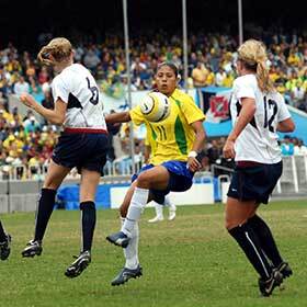 En 2002 et 2003, les équipes masculines et féminines du Brésil ont remporté les deux Coupes du monde de football.