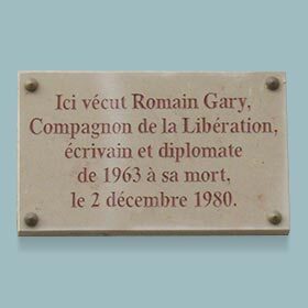 Le véritable prénom de Romain Gary est : Roman.