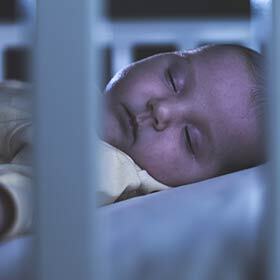 One week after birth, babies react to the rhythm of days and nights.