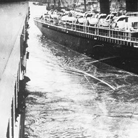 A few seconds after its departure, Titanic almost collided with the liner New York.